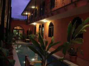 格拉纳达马哈拉雅精品酒店的一座带游泳池的庭院