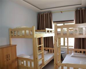 张掖张掖丝路行者青年旅舍的客房设有三张双层床和一扇窗户。