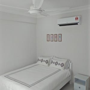 金宝MZ金宝民宿的白色卧室配有床和吊扇