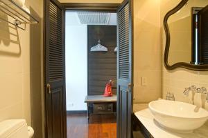 清迈玛卡夏瓦酒店的浴室设有白色水槽和镜子