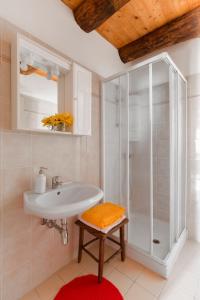 坎诺比奥阿蒂利奥乡村酒店的浴室配有白色水槽和淋浴。
