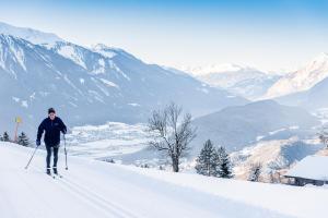 布肯Ropferhof的一个人在雪覆盖的山里滑雪