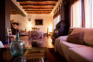 Cartaojal卡丽洛乡村酒店的客厅配有沙发和桌子