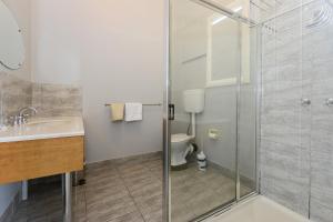 霍巴特爱丁堡画廊旅馆的带淋浴、盥洗盆和卫生间的浴室
