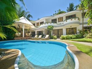 长滩岛Villa Sunset Boracay的房屋前的游泳池