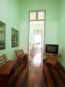 贝伦Hostel Amazonia的客厅配有平面电视和长凳