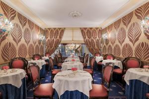 威尼斯蒙特卡洛酒店的用餐室配有桌椅和白色桌布