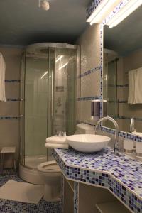 维也纳CH-Hotel Luka的一间带水槽、卫生间和淋浴的浴室