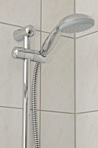 齐陶Hotel Weberhof的浴室内配有淋浴和头顶淋浴