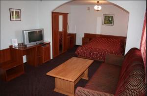 文尼察Zhovtnevyi的酒店客房,配有床和电视