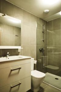 厄尔梅达诺Luxury Apartment Las Terrazas的带淋浴、卫生间和盥洗盆的浴室