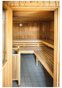 穆斯拉尔盖德Residence Le Royal Golf & Horse的一间设有木长椅的桑拿浴室