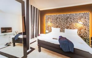 阿尔内多里奥哈阿尔内多宜必思尚品酒店的一间卧室配有一张带大床头板的床