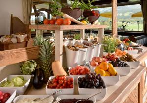 埃尔毛Hotel Ritterhof的自助餐,水果和蔬菜在餐桌上