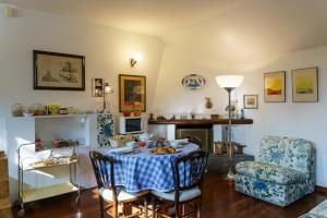 巴尔扎诺伊尔科伦贝住宿加早餐旅馆的一间带桌椅和壁炉的用餐室