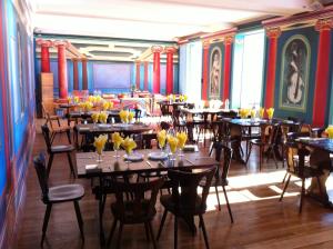 萨尔堡圣乌利奇修道院酒店的一间在房间内配有桌椅的餐厅