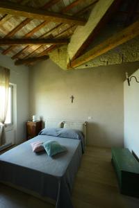 圣阿尔坎杰洛-迪罗马涅La Foresteria del Convento的一间卧室设有一张天花板上的横床