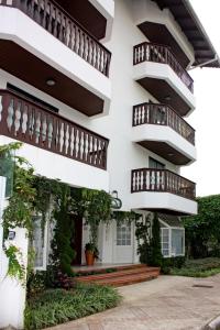 巴拉奈里奥-坎布里乌Villa Germânia的一座带阳台的建筑,种有植物