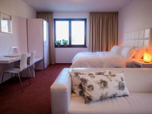 克尔诺夫思维林酒店的酒店客房,配有床和沙发