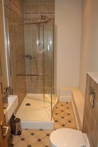 诺丁汉本迪恩克酒店的带淋浴和卫生间的浴室