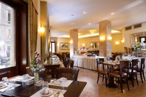 威尼斯阿尔伯高卡瓦乐图奥尔瑟罗公爵酒店的一间带桌椅的餐厅和一间酒吧