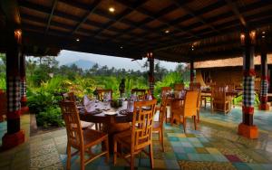 Bangli德科伦普巴厘生态旅游度假村的享有美景的带桌椅的用餐室