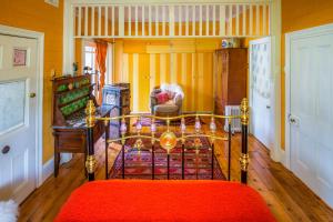 肯图巴Chinoiserie的一间卧室配有一张红色地毯的床