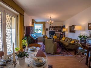 格拉茨Apartment "Maria Theresia"的客厅配有桌子和沙发