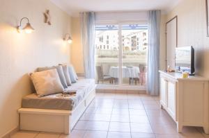 拉卡诺Residence Lacanau Bleu Marine - maeva Home的带沙发和大窗户的客厅