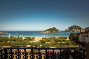 圣塞瓦斯蒂安拉格瑞酒店的阳台享有海滩美景。