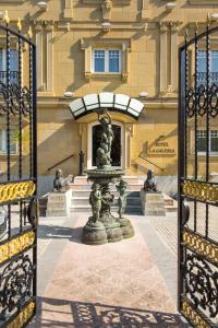 圣塞瓦斯蒂安拉格瑞酒店的建筑物前带喷泉的大门