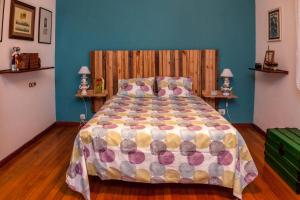 圣地亚哥－德孔波斯特拉Casa da Curuxeira的一间卧室配有一张大床和木制床头板