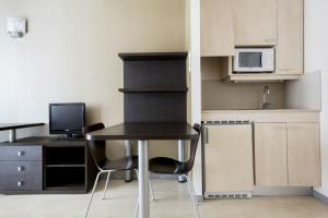 瓦伦西亚达米亚博内特大学旅舍的小厨房配有书桌和桌椅