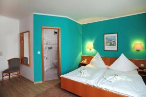 普劳恩Landhotel Plauen - Gasthof Zwoschwitz的一间酒店客房 - 带一张床和一间浴室