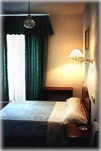 马德里里维埃拉-阿托查旅馆的一间卧室设有一张床和一个窗口