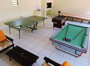 圣安娜-利弗拉门图Hotel Comodoro De Livramento的一间设有两张乒乓球桌和一张台球桌的房间