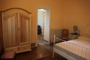 CraveggiaVilla Emilia的一间卧室设有一张床和一个开放式门
