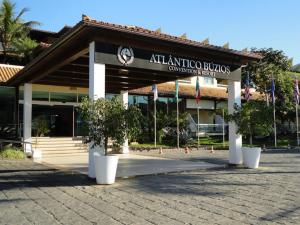 布希奥斯Hotel Atlântico Búzios Convention的一座有标志的建筑,上面有读到禁忌的标志