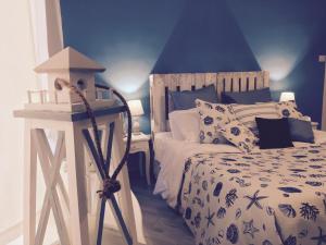 萨莱诺灯塔度假屋的一间卧室设有一张床和蓝色的天花板