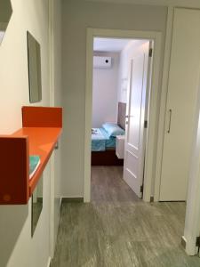 瓦伦西亚Apartment near Arts & Science的客房设有带一张床和一张书桌的卧室。
