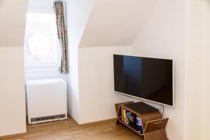 格拉茨Apartment-Joanneum的客厅设有壁挂式平面电视。