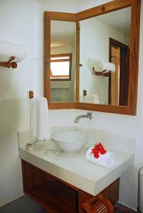 阿拉亚尔达茹达库萨依陶旅馆的一间带水槽和镜子的浴室