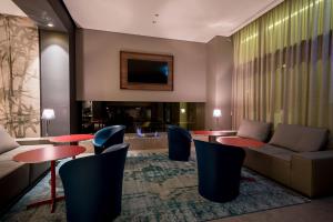 阿尔塔穆拉富奥里勒穆拉酒店 的酒店大堂设有桌椅和沙发。