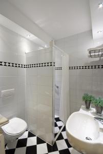 新芬讷普迪茹德雅格酒店的浴室配有卫生间、盥洗盆和淋浴。
