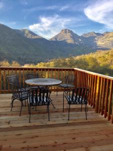 三河城阿尔塔山峰美景度假屋的山景甲板上的桌椅