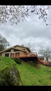 三河城阿尔塔山峰美景度假屋的一座带木桥的山丘上的房子