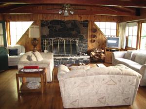 克恩维尔Kern Riverfront Lodge的客厅设有两张沙发和一个石头壁炉