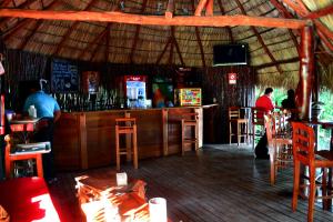 La Laguna拉古纳海滩俱乐部酒店的餐厅里有人坐在桌子旁的酒吧