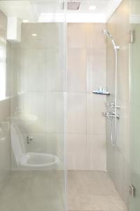 仰光邦德酒店的带淋浴的浴室和玻璃门