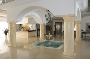 哈马马特梅纳拉酒店的大厅,大楼中央有一个喷泉